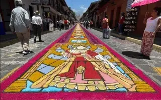 Xico honra a Santa María Magdalena con alfombra de aserrín