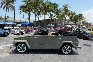 ¿De vacaciones? Exhiben autos de lujo en el Malecón de Veracruz; esto te interesa