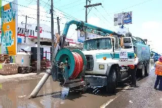 Ayuntamiento de Veracruz interviene en tramo federal afectado por la acumulación de agua