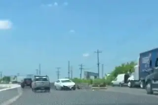 Así terminó un automóvil tras salirse del camino en la 