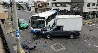 Choque entre dos autobuses y una camioneta provoca caos vial en Xalapa