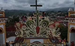 Levantan monumental arco floral en honor a Santa María Magdalena en Xico, Veracruz 