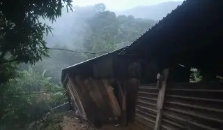 Caminos, ríos y deslaves: el peligro que enfrentan maestros de la sierra de Veracruz