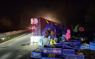 Caos en la autopista tras volcadura de un tráiler cargado con pollos vivos