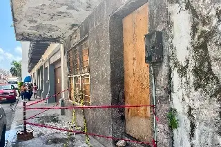 Tras colapso de balcón, acordonan otro edificio en el Centro de Veracruz