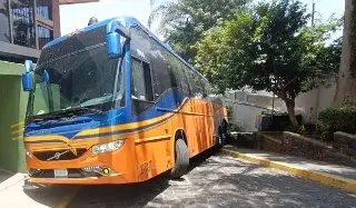 Autobús se queda atorado en el Centro de Xalapa; así habría ocurrido 