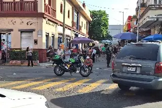 Choque entre moto y taxi en calles del centro de Veracruz; hay una lesionada
