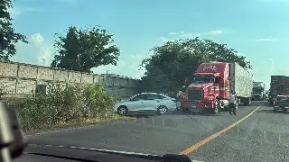 Caos vial en carretera con dirección a la ciudad de Veracruz; este es el motivo 