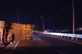Aparatosa volcadura de tráiler en la Orizaba - Puebla