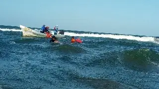 Rescatan a personas que eran arrastradas mar adentro en playa de Veracruz 