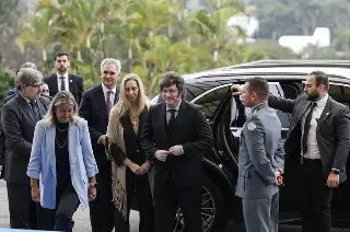 Condecoran a Milei en Brasil en medio de su viaje para lanzar candidatura de Flávio Bolsonaro