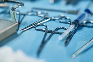 Cirugía termina en emergencia; doctora y dos enfermeros se desploman en hospital