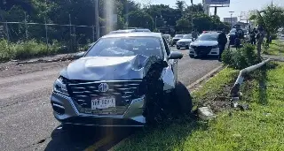 ¡Pierde el control y derriba un poste sobre la carretera Veracruz-Xalapa!