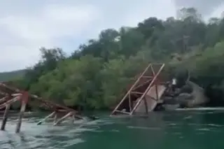 Colapsa puente peatonal en Colima; hay personas lesionadas 