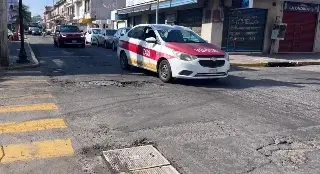  ¡Peligro en el Centro de Veracruz! bache provoca caídas y pone en riesgo a automovilistas