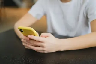 ¿Adiós al celular en las escuelas? Sheinbaum revela postura de padres de familia