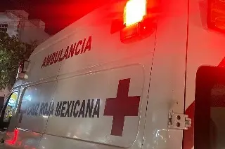 Aparatoso accidente entre moto y taxi en avenida de Veracruz; hay 2 lesionados 