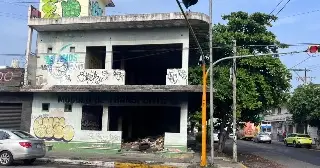Entre basura, incendios y actos ilícitos: así vive una esquina olvidada en pleno centro de Veracruz 