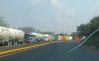 Tráfico pesado; hay cierre parcial de circulación en carretera de Veracruz 