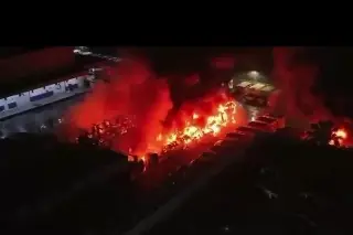 Incendio consume bodega de PepsiCo; daña a casi 60 vehículos de reparto (+Video)