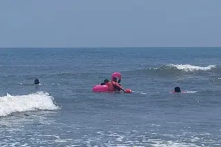 Así fue el rescate de dos mujeres que la corriente arrastraba en Chachalacas (+Video)