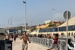 Alerta por miles de inmigrantes que escapan de la Guardia Civil en Ceuta, España (+Video)