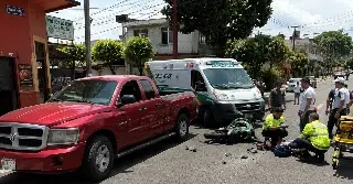 Motociclista resulta lesionado tras choque en la colonia Ferrer Guardia, en Xalapa