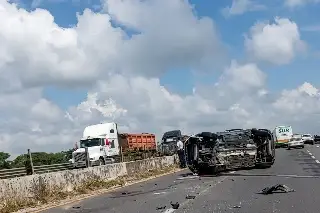 Fuerte volcadura sobre el tramo Jáltipan - Acayucan; esto se sabe (VIDEO)
