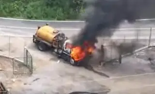 Se incendia pipa y cierran carretera de Veracruz