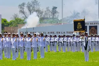Se gradúan más de 200 cadetes de la Marina en Veracruz 
