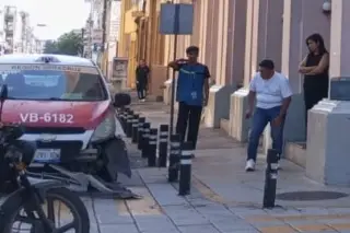 Aparatoso accidente de taxi en el centro de Veracruz; hay un lesionado 