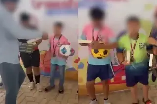 Critican que gobierno premió a equipo infantil de futbol con libros de AMLO (+Video)