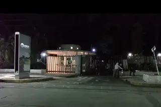Tras más de 2 meses, recuperan instalaciones del Canal 11, en medio de empujones