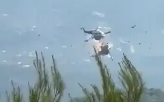 Chocan helicópteros que sofocaban intenso incendio forestal en Grecia (+Video)