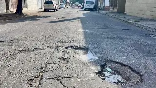 Baches ponen en riesgo a automovilistas; vecinos exigen reparación inmediata