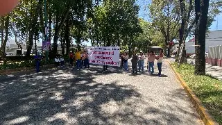 Padres de familia protestan en el ISSSTE de Xalapa por traslado de más de 80 niños de estancia infantil