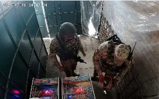 Así captaron a presuntos soldados de la SEDENA plantando droga en un local (VIDEO)