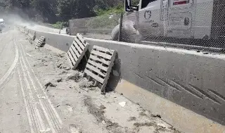 Cae tractocamión de carga con cemento en autopista de Veracruz