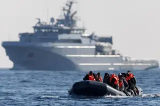 Se incendia bote con más de 150 migrantes mientras cruzaba el canal de la Mancha