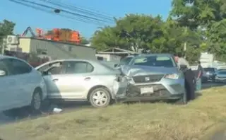 Aparatosa carambola de varios carros en carretera Veracruz - Xalapa 