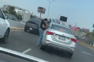 Fue arrastrada por un auto tras reclamar presunto choque (+Video)