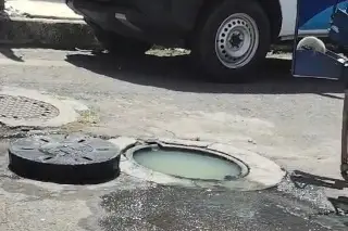 Vecinos de Costa de Oro llevan dos meses sin solución a fuga de aguas negras