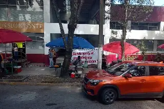 Por tercer día, padres bloquean avenida Xalapa frente al ISSSTE
