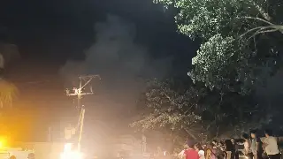 Bloquean la Veracruz-Xalapa: 'están hartos de que diario les falte la luz'