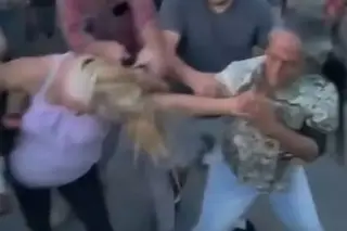 Reprueban riña afuera de hospital del IMSS: 'ni porque son señoras'