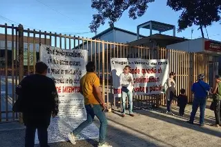 Padres mantienen tomada oficina del ISSSTE en Xalapa por cambio de estancia infantil