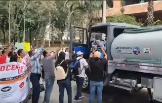 Tensión en Xalapa por pipa de agua que intentó pasar entre manifestantes