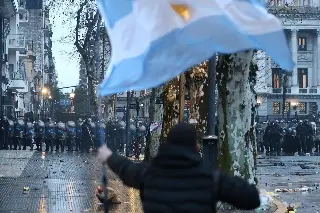 Antimotines disuelven protesta frente al congreso de Argentina