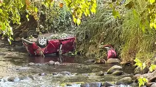 Quedó con las llantas para arriba y en el río, en Xalapa