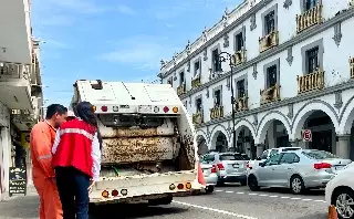 Camión de la basura se hunde a metros del Palacio Municipal de Veracruz 
